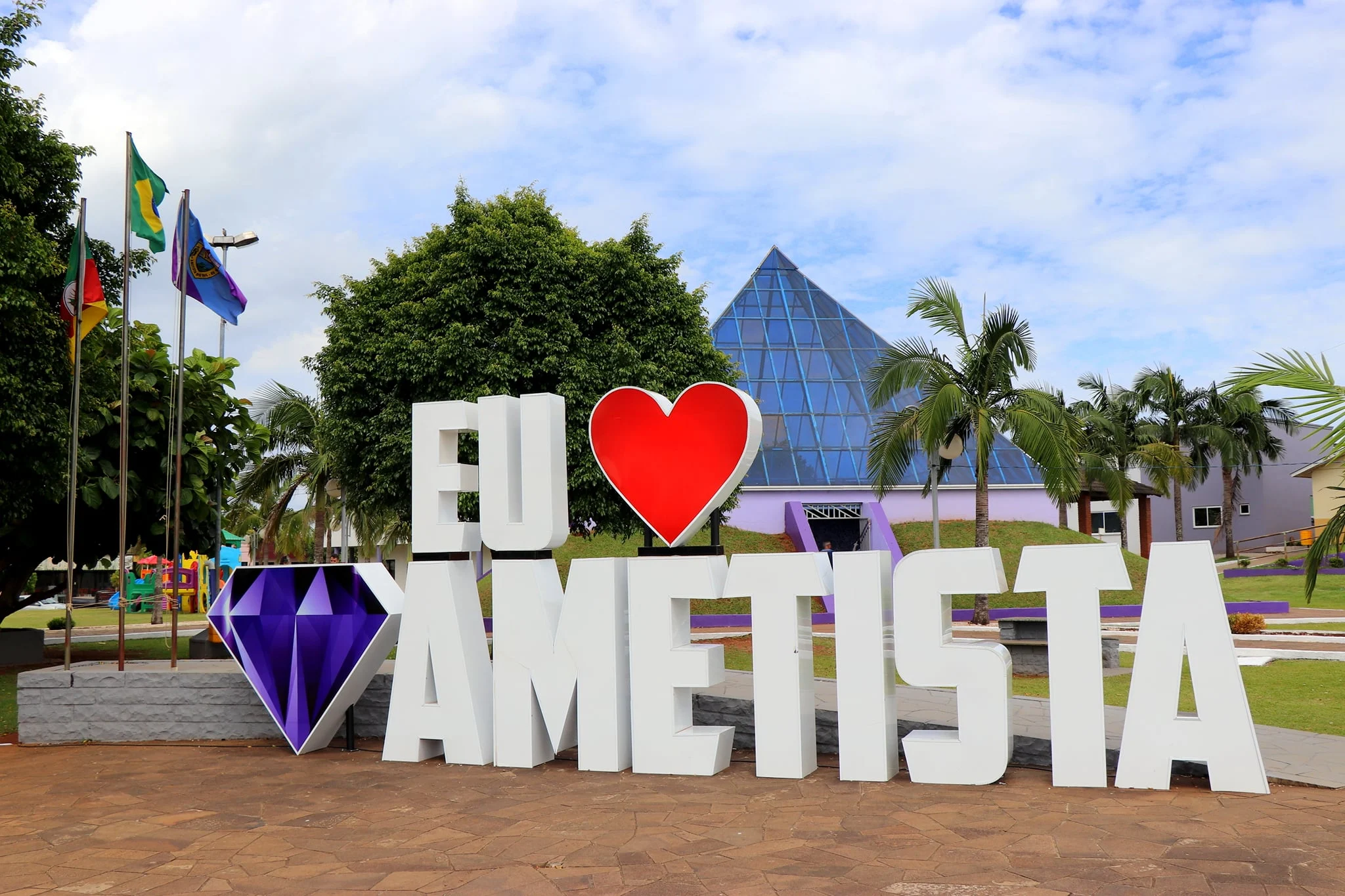 Praça Central e a pirâmide exotérica